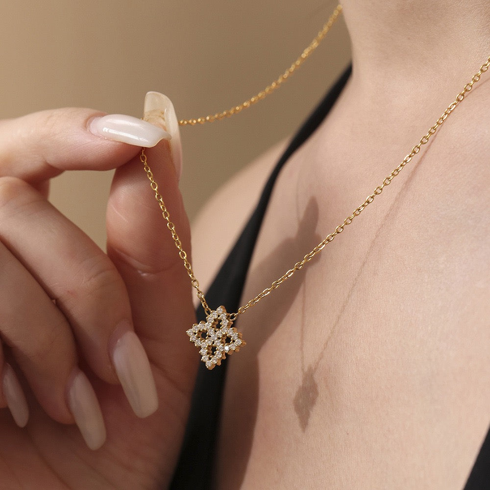 Collier à breloques superposées